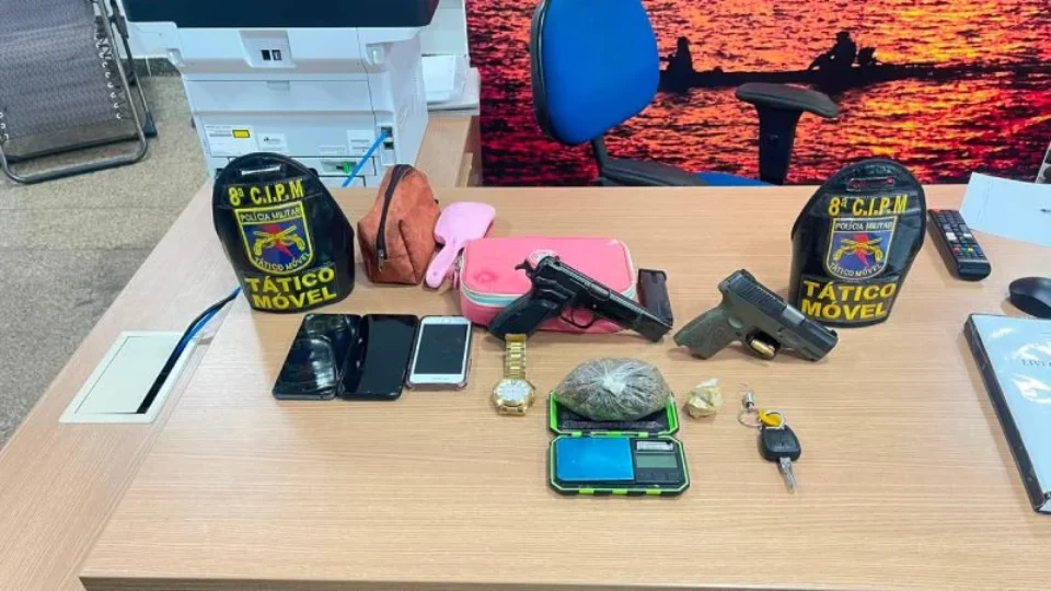 Trio tenta fugir da polícia, mas acaba preso com armas e drogas em Iranduba