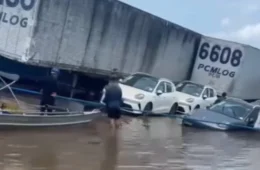 VÍDEO: Balsa inclina e carretas caem no Rio Amazonas durante viagem em Parintins