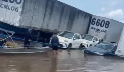 VÍDEO: Balsa inclina e carretas caem no Rio Amazonas durante viagem em Parintins
