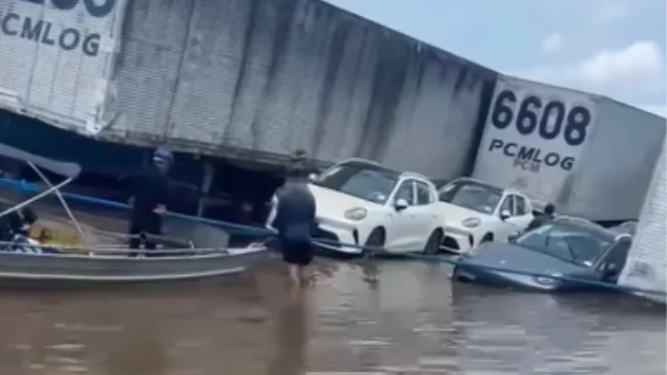 VÍDEO: Balsa inclina e carretas caem no Rio Amazonas durante viagem em Parintins