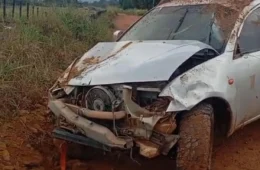 Susto na estrada: caminhonete escolar capota com alunos no interior de Roraima