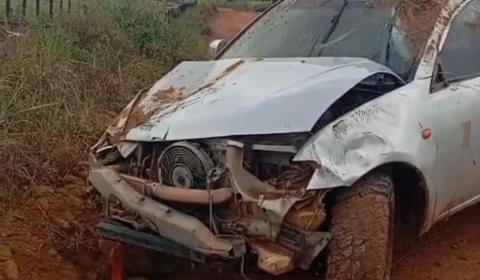 Susto na estrada: caminhonete escolar capota com alunos no interior de Roraima