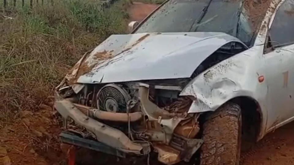 Susto na estrada: caminhonete escolar capota com alunos no interior de Roraima