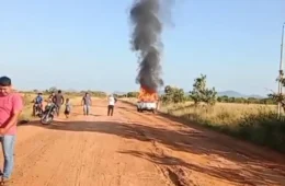 Caminhonete usada no transporte escolar fica destruída após pega fogo em Roraima; veja vídeos