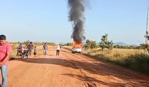 Caminhonete usada no transporte escolar fica destruída após pega fogo em Roraima; veja vídeos