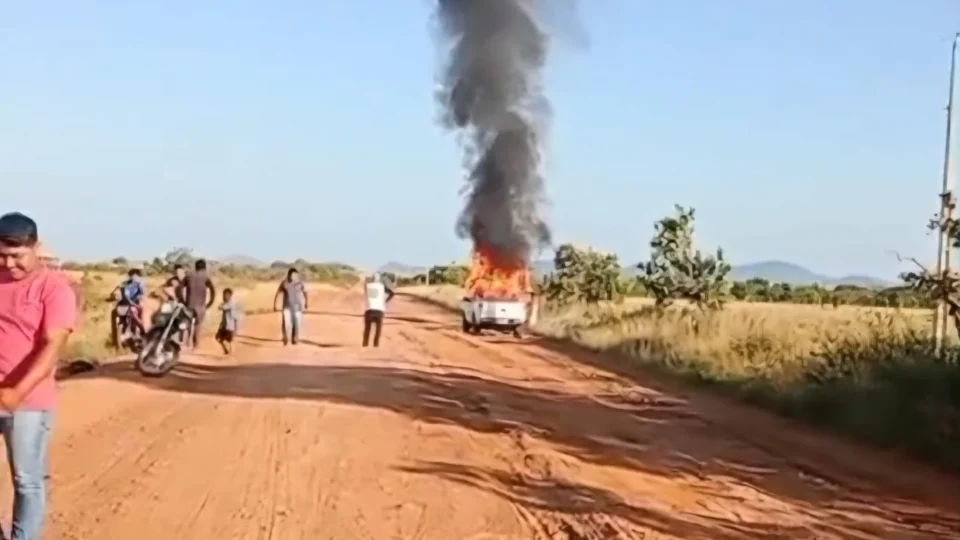 Caminhonete usada no transporte escolar fica destruída após pega fogo em Roraima; veja vídeos