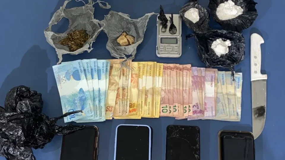 Quatro pessoas são presas em residência que funcionava como ponto de venda de drogas em Boa Vista