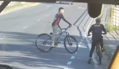 Ciclistas apedrejam ônibus após motorista negar “carona”, em Manaus