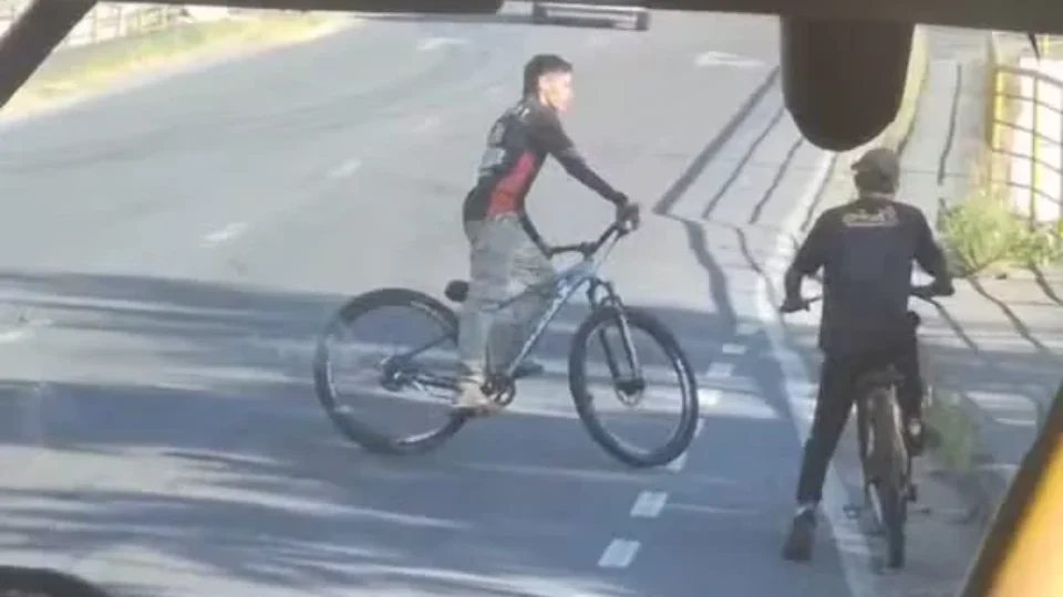 Ciclistas apedrejam ônibus após motorista negar “carona”, em Manaus