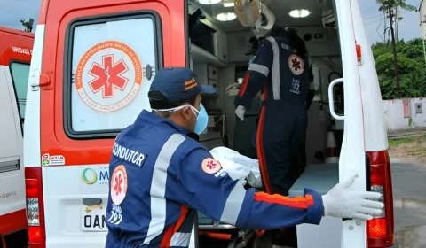 URGENTE: Homem fica entre a vida e a morte após ser baleado com mais de 10 tiros dentro de carro em Manaus