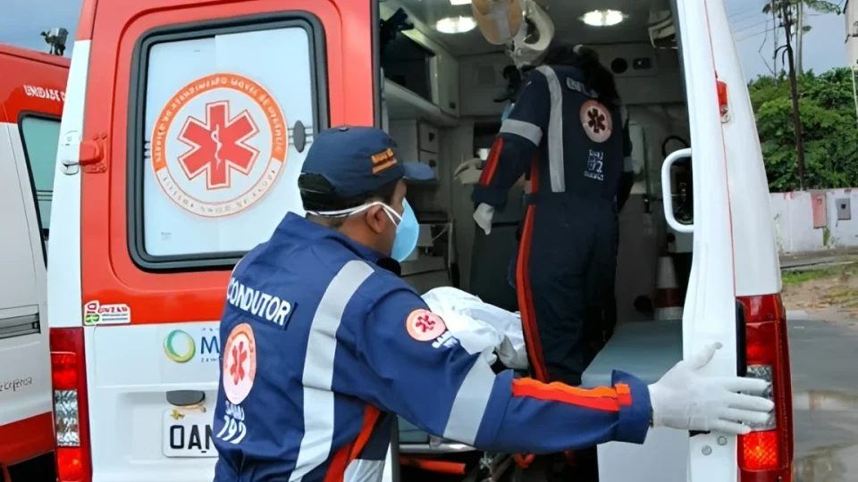 URGENTE: Homem fica entre a vida e a morte após ser baleado com mais de 10 tiros dentro de carro em Manaus