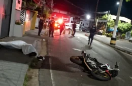 Motociclista morre após perder controle e bater contra muro na avenida Maceió, em Manaus