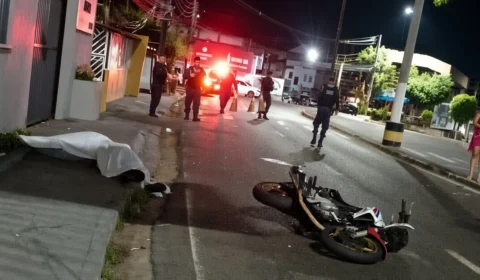 Motociclista morre após perder controle e bater contra muro na avenida Maceió, em Manaus