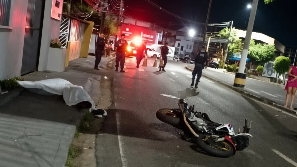 Motociclista morre após perder controle e bater contra muro na avenida Maceió, em Manaus