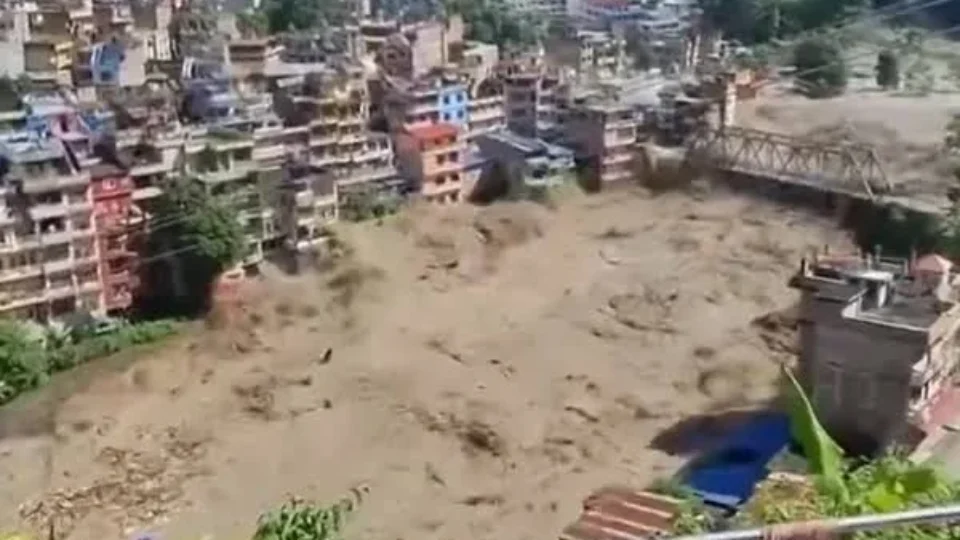 TRAGÉDIA: Avalanche de lama destrói vilas no Nepal e deixa mais de 400 turistas desaparecidos