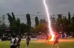 Veja o momento em que raio atinge campo de futebol e mata jogador durante partida na Tailândia