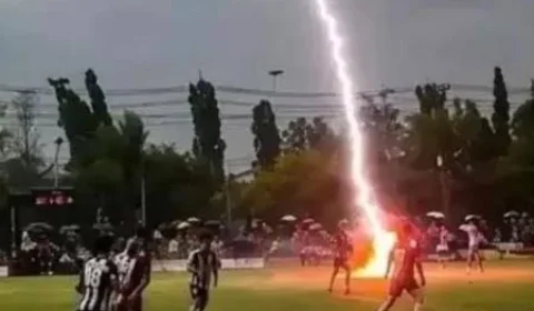 Veja o momento em que raio atinge campo de futebol e mata jogador durante partida na Tailândia