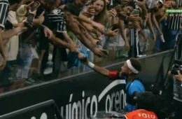 VEJA: Criança corintiana ganha camisa de Neymar e deixa estádio sob escolta após ser hostilizada