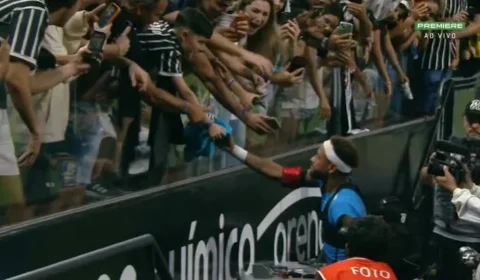 VEJA: Criança corintiana ganha camisa de Neymar e deixa estádio sob escolta após ser hostilizada