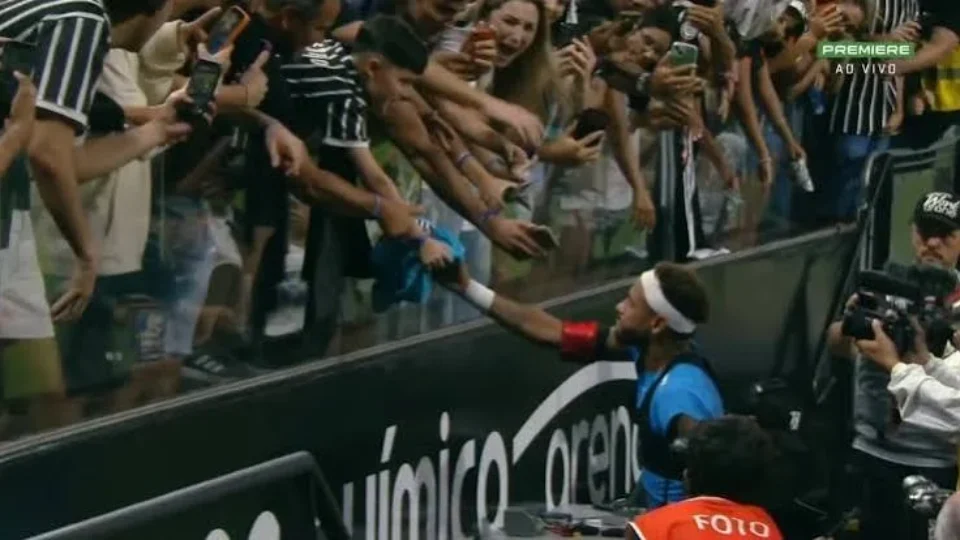 VEJA: Criança corintiana ganha camisa de Neymar e deixa estádio sob escolta após ser hostilizada