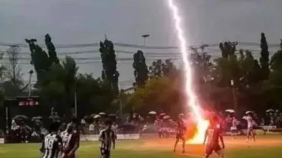 Veja o momento em que raio atinge campo de futebol e mata jogador durante partida na Tailândia