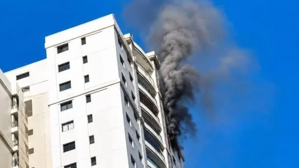 Incêndio assusta moradores de prédio na Cremação, em Belém; possível vazamento de gás é investigado