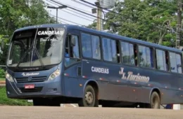 Ônibus lotados e passageiros no chão expõem precariedade do transporte coletivo em Candeias do Jamari