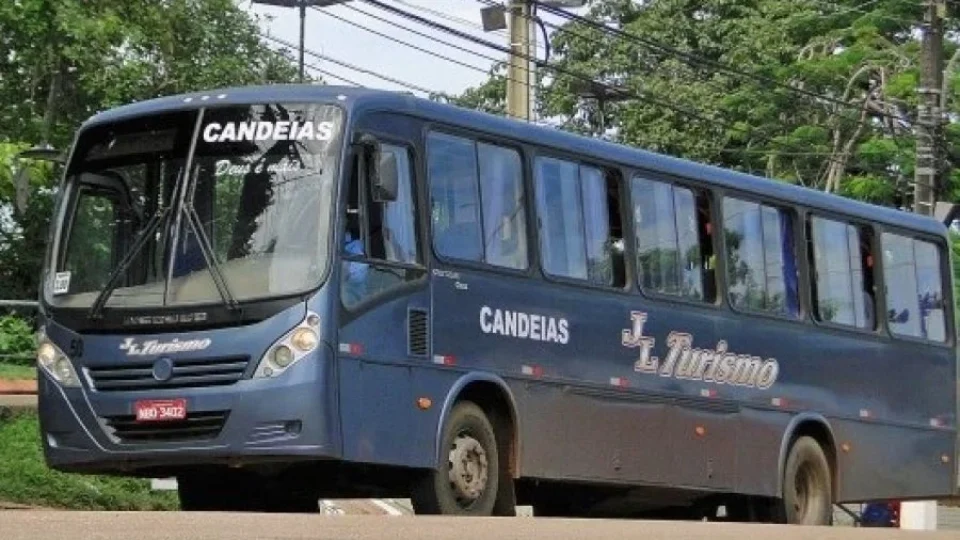 Ônibus lotados e passageiros no chão expõem precariedade do transporte coletivo em Candeias do Jamari