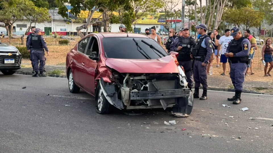 Acidente deixa trânsito parado na avenida Torquato Tapajós