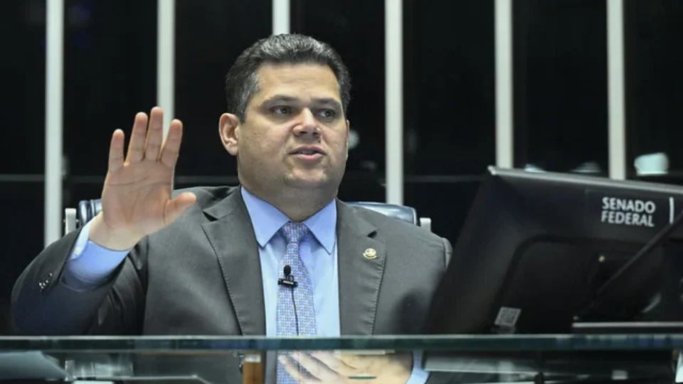 Alcolumbre cobra liberação de mais de R$ 30 milhões em emendas para obras no Amapá em ofício enviado a ele mesmo