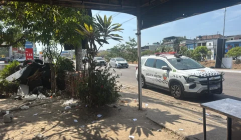 Corpo de mulher é encontrado enrolado em lona preta na Avenida Brasil, em Manaus