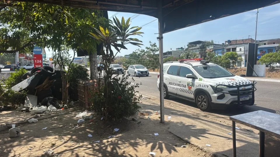 Corpo de mulher é encontrado enrolado em lona preta na Avenida Brasil, em Manaus
