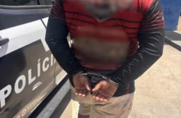 VEJA VÍDEO: Homem é preso após agredir companheira e filho adolescente com pedaço de madeira no interior do Amazonas