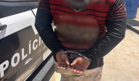 VEJA VÍDEO: Homem é preso após agredir companheira e filho adolescente com pedaço de madeira no interior do Amazonas