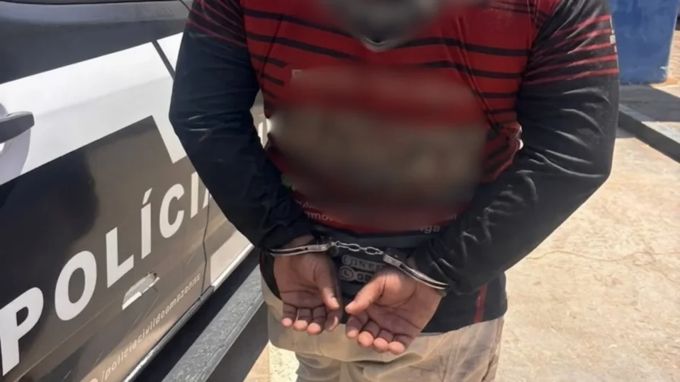 VEJA VÍDEO: Homem é preso após agredir companheira e filho adolescente com pedaço de madeira no interior do Amazonas