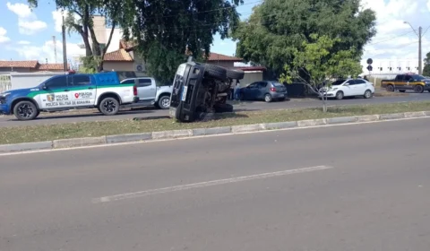 Caminhonete capota após ser atingida por carro em Boa Vista; veja vídeo
