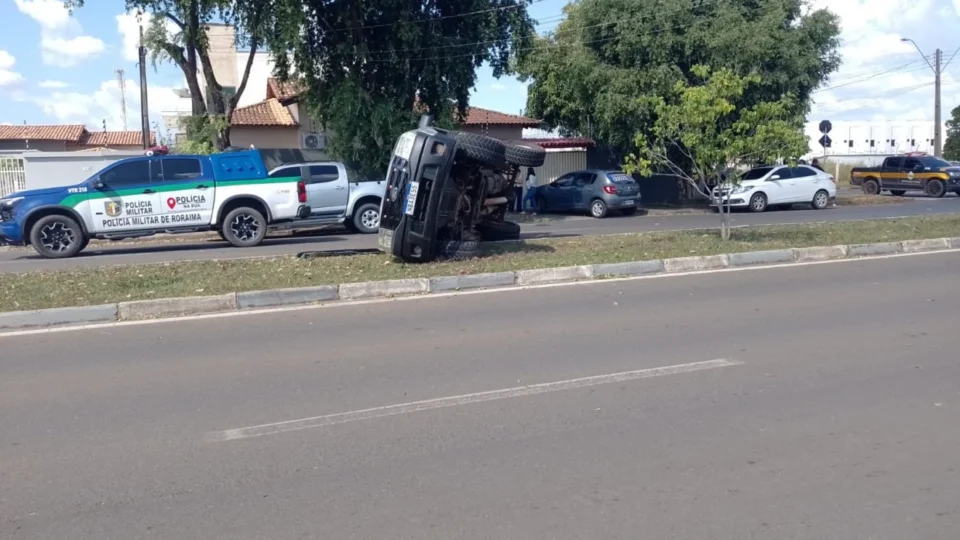 Caminhonete capota após ser atingida por carro em Boa Vista; veja vídeo