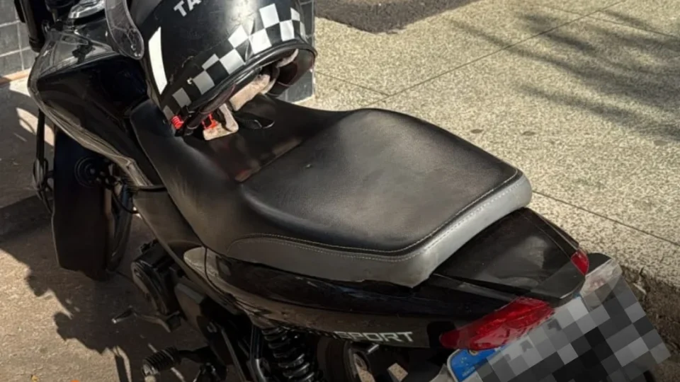 MOTO ROUBADA: homem é preso com veículo com restrição no bairro Santa Rita