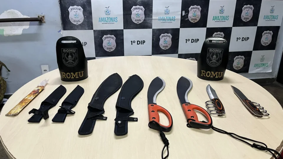 Homem armado com facões é detido após confusão no Centro de Manaus