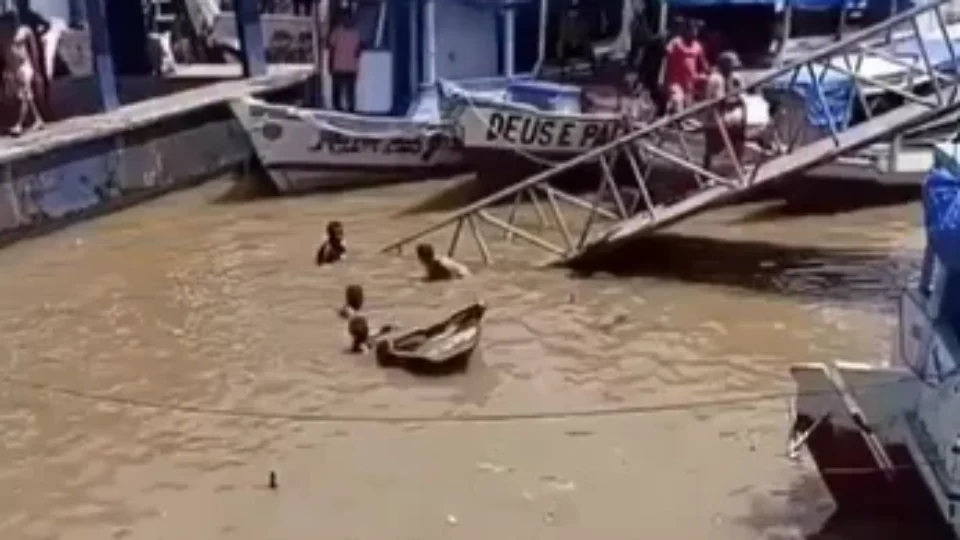 VEJA O VÍDEO | Ponte de trapiche desaba e atinge embarcações em Abaetetuba