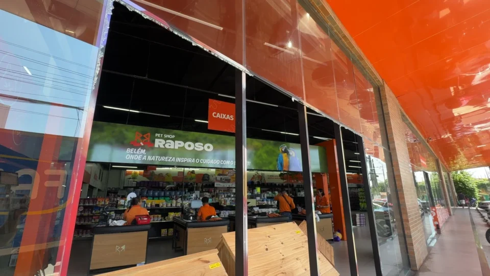 TAXA DO CRIME? | Pet shop amanhece com vidros quebrados na Avenida Independência, em Belém