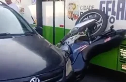 Motocicleta fica destruída após acidente na Avenida Augusto Montenegro, em Belém