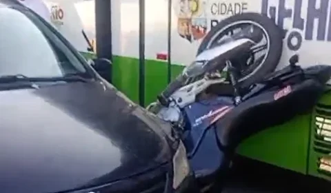 Motocicleta fica destruída após acidente na Avenida Augusto Montenegro, em Belém