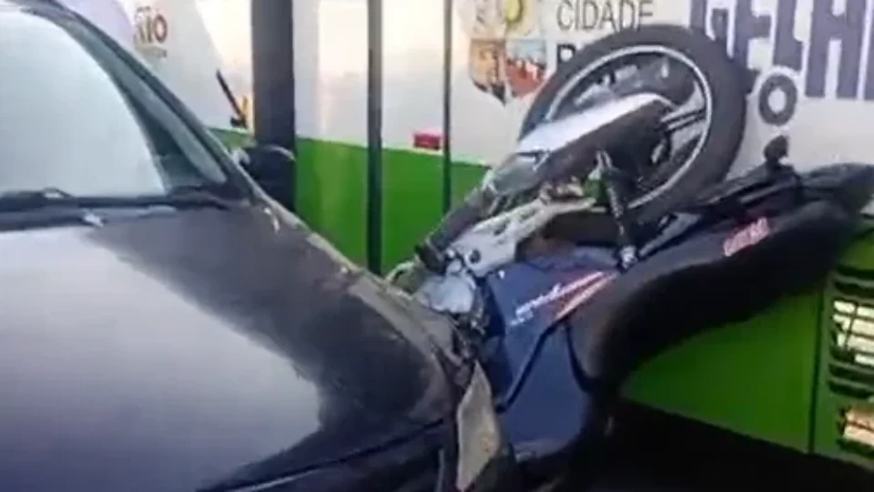 Motocicleta fica destruída após acidente na Avenida Augusto Montenegro, em Belém