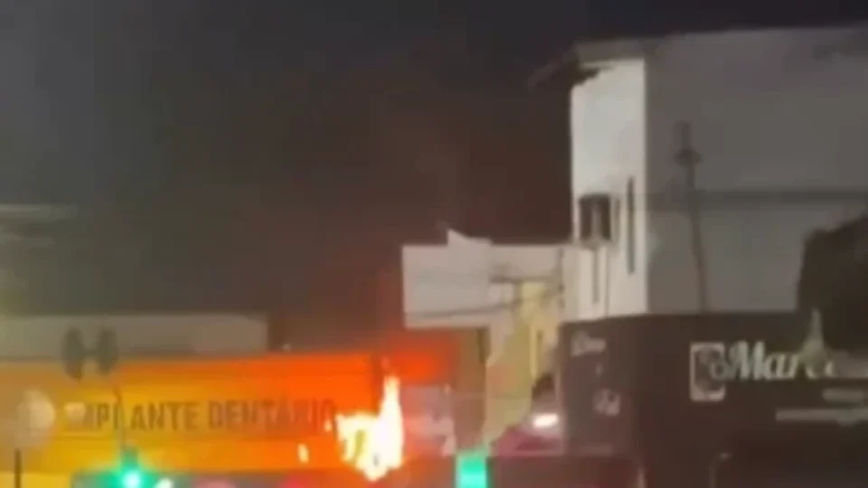 É FOGO | Incêndio atinge fiação elétrica e assusta moradores no Lírio do Vale, em Manaus