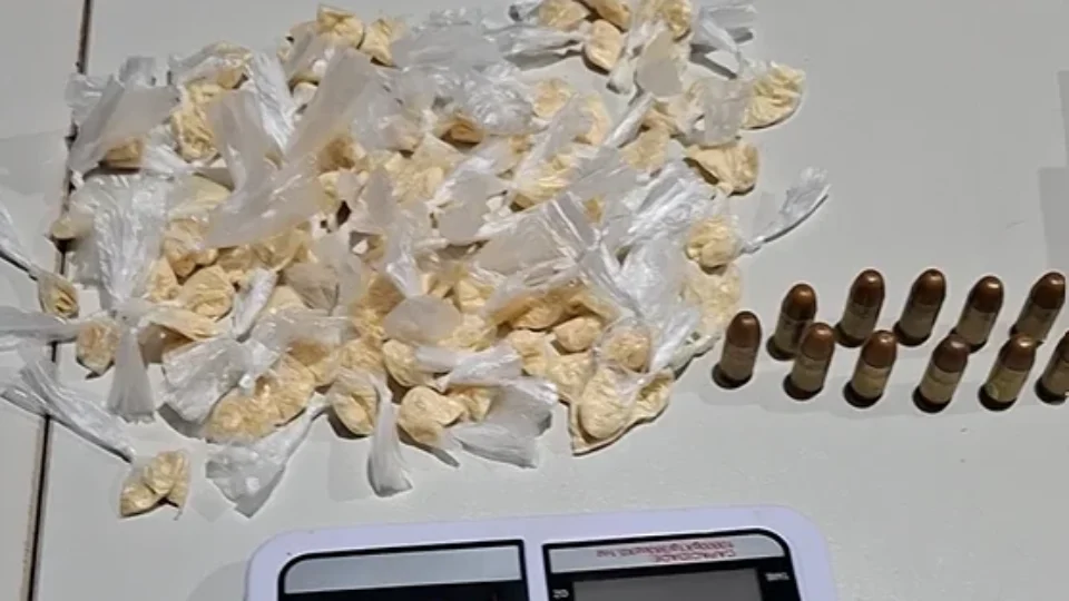Jovem é detido com arma e drogas após polícia evitar possível ataque no Orgulho do Madeira
