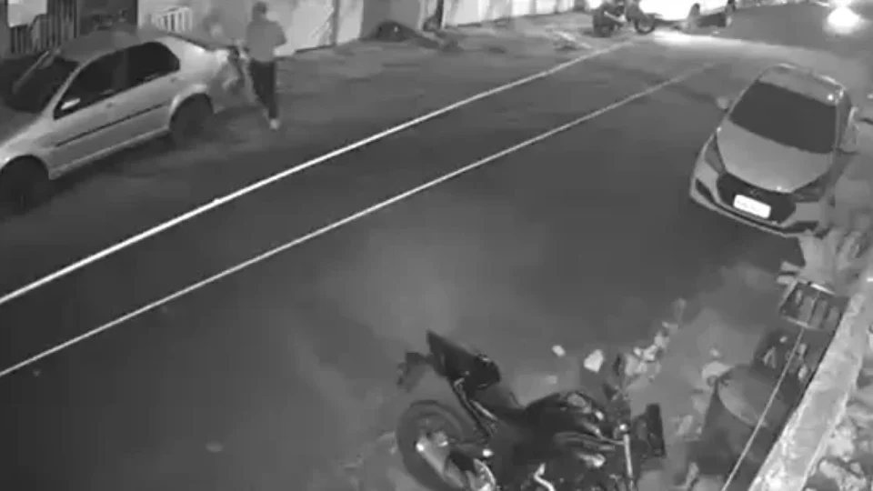 Câmeras flagram homens invadindo casa minutos antes de homem ser executado em Manaus