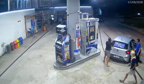 VEJA VÍDEO | Trio armado assalta posto de combustível e foge de moto em Bragança