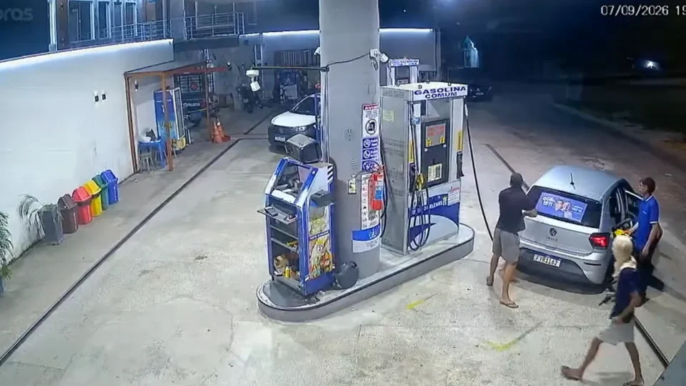 VEJA VÍDEO | Trio armado assalta posto de combustível e foge de moto em Bragança