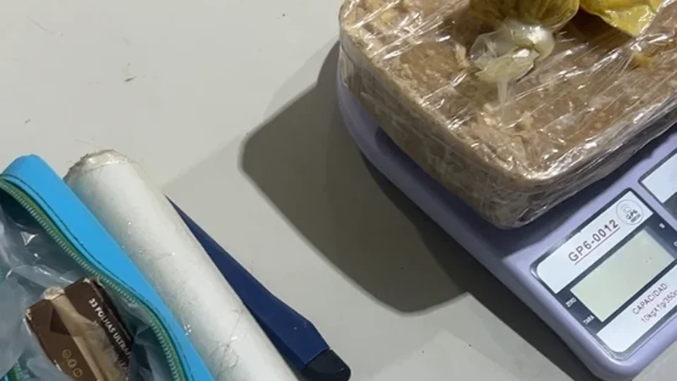 Homem monitorado por tornozeleira é preso com 1 kg de pasta base após roubo em Porto Velho